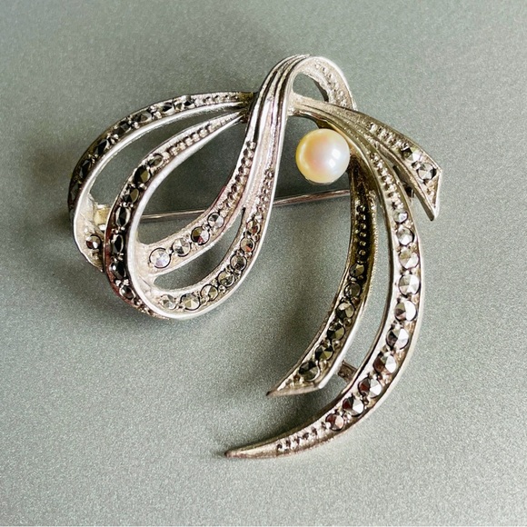 Jewelry - Marcasite Art Deco Ribbon Brooch with Natural Akoya Pearl 835 Silver